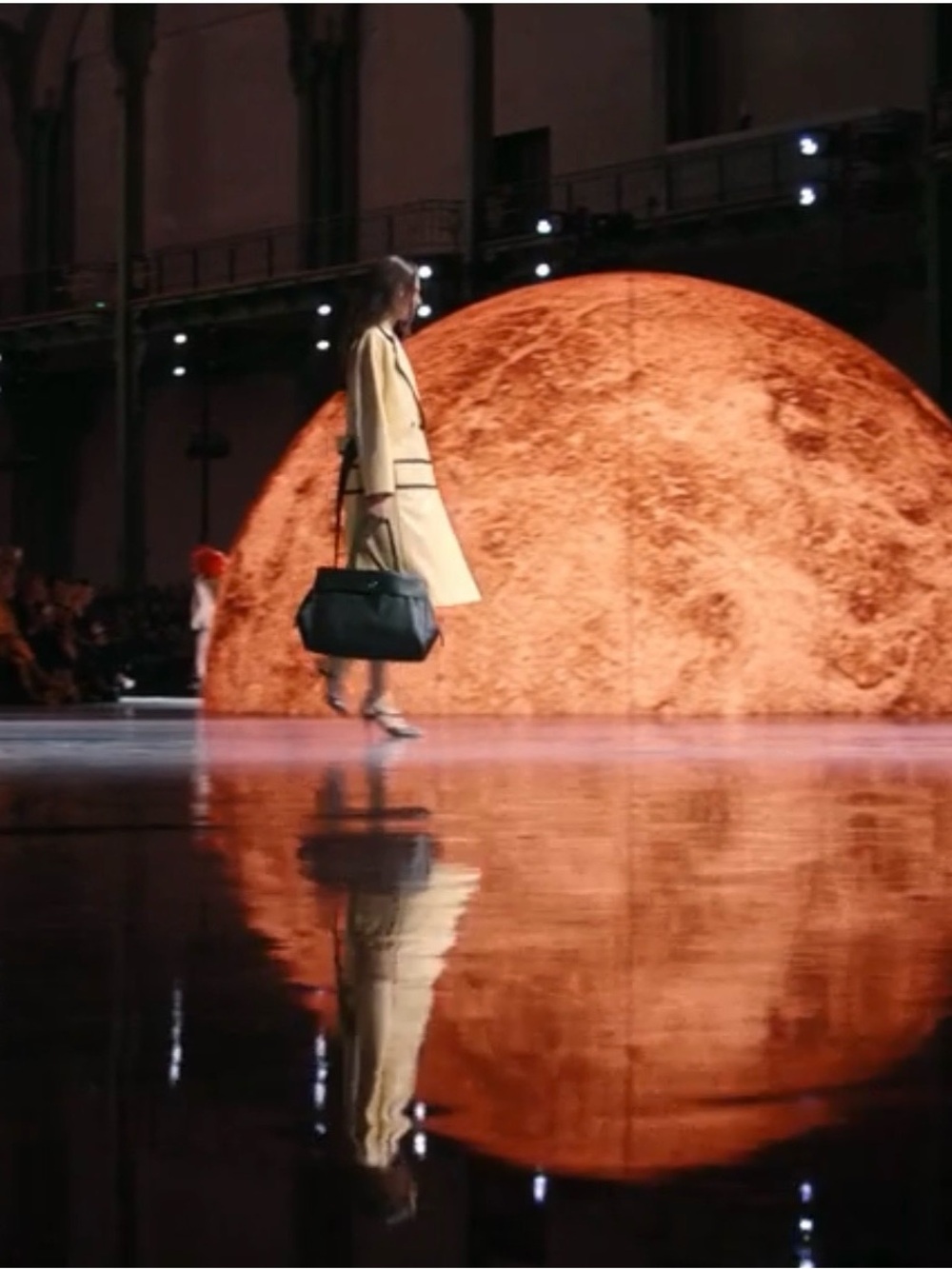 SPRING SUMMER 2026
LARGE
SHOPPING BAG
Grained Calfskin & Gold-Tone Metal
Black - Picture 5 of 6